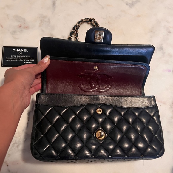 Chanel Quilted black CC leather Flap handbag - Picture 6 of 16